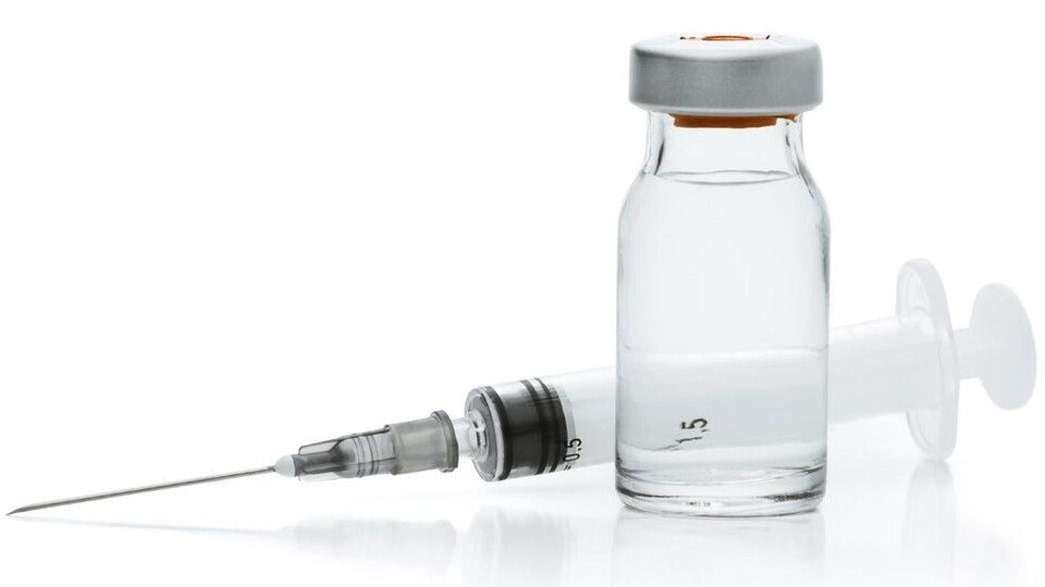 Une seringue et une dose de vaccin.
