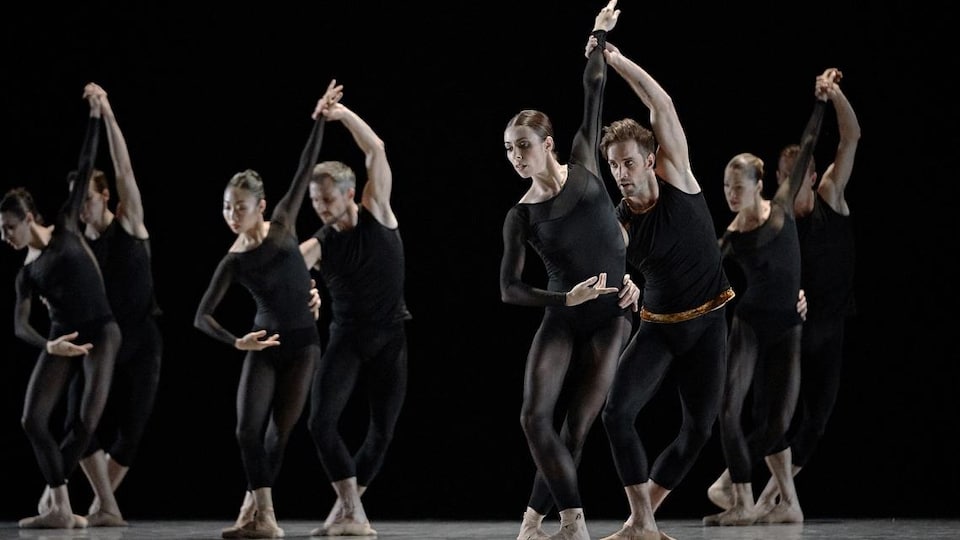 Les danseurs des Grands Ballets canadiens sur scène.