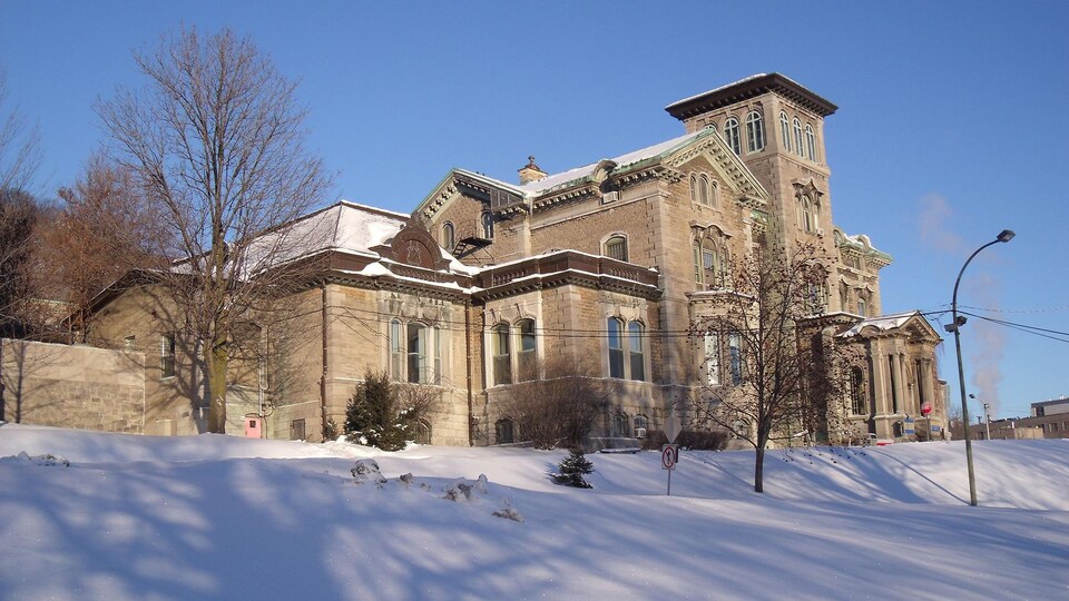 L'Institut Allan Memorial en hiver.