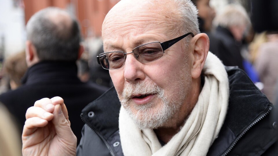 Le journaliste Jean-François Kahn parle devant une personne hors cadre.