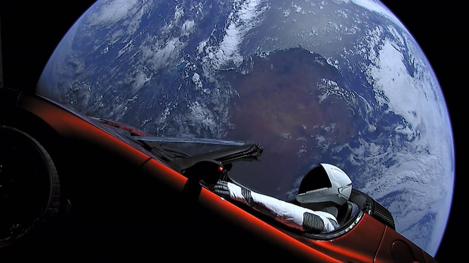 Un astronaute est à bord d'une voiture dans l'espace, alors que la Terre se profile derrière lui.