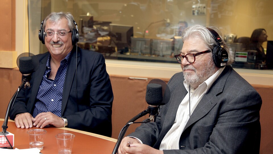Sami Aoun, directeur de l’Observatoire sur le Moyen-Orient et l’Afrique du Nord (OMAN) de la Chaire Raoul-Dandurand, et Donald Cuccioletta, expert en politique américaine, dans le studio 17 de Radio-Canada à Montréal.