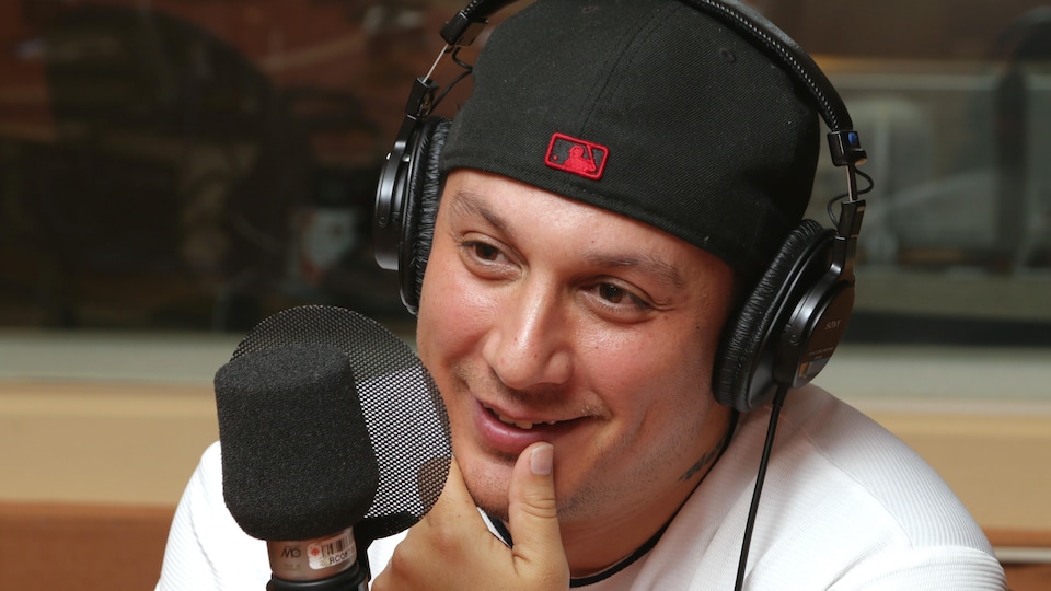 Samian accorde une entrevue à la radio.