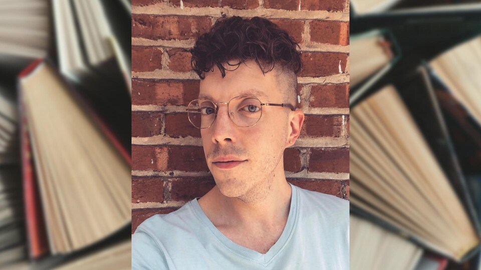 Un montage d'une photo de Samuel Larochelle devant une photo de livres entrouverts.