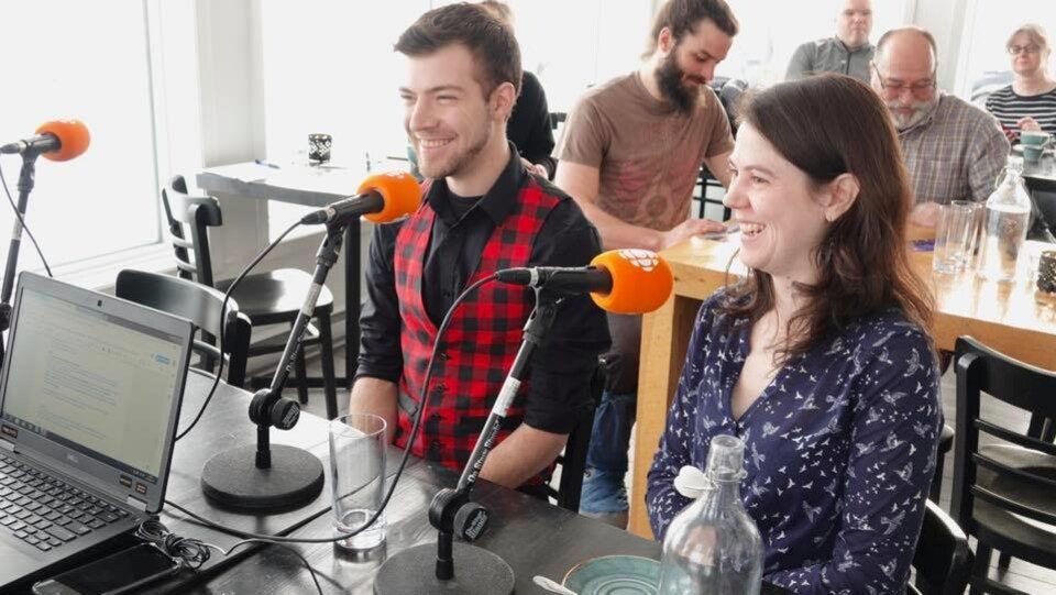 Le directeur général de la Maison de la culture de Grande-Rivière, Samuel Méthot-Laflamme, et l’artiste Flavie Barberousse.