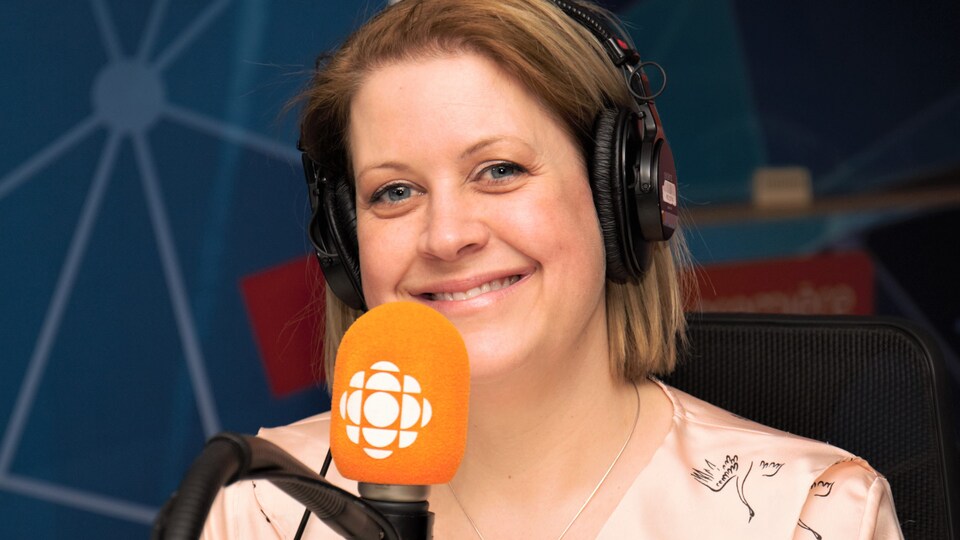 En entrevue dans un studio radio de Radio-Canada, Sandra Gauthier sourit à la caméra.