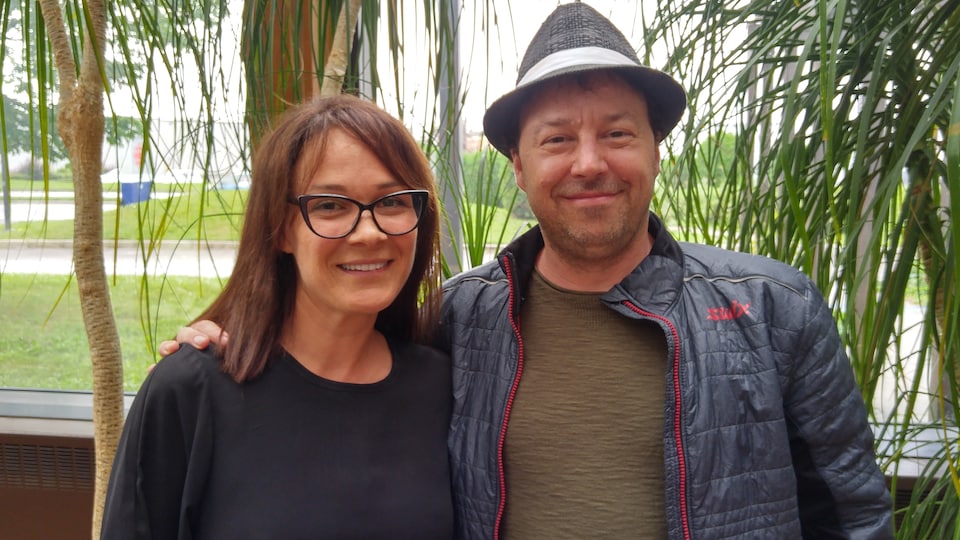Sandrine Bisson et François Chénier devant des plantes