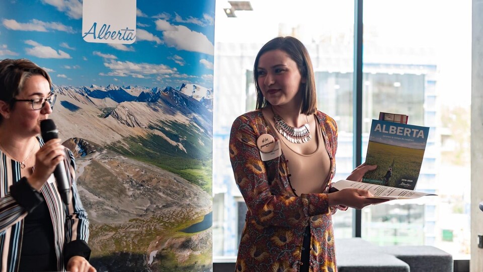 Sandrine Croteau tient un guide dans les mains.