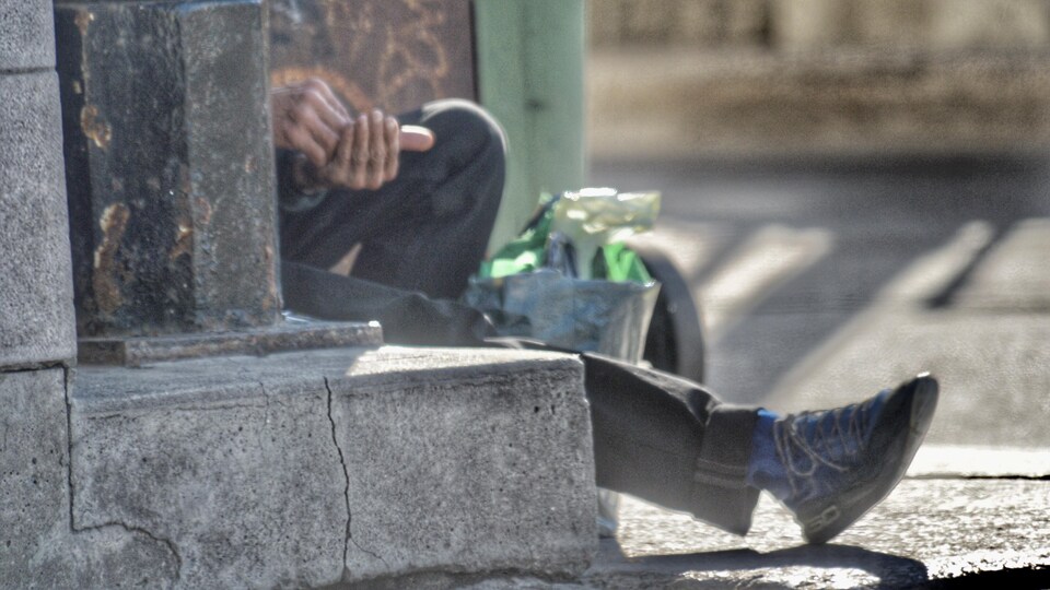 Homme sans-abris dans la rue.