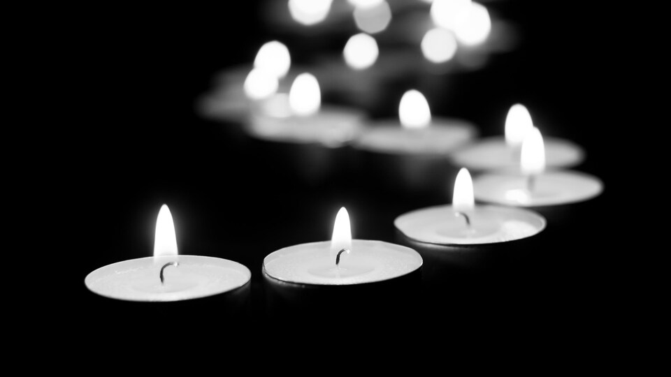 Des chandelles en noir et blanc.