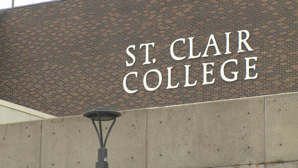 Un mur de briques avec les lettres du Collège St. Clair d'écrit sur le mur.