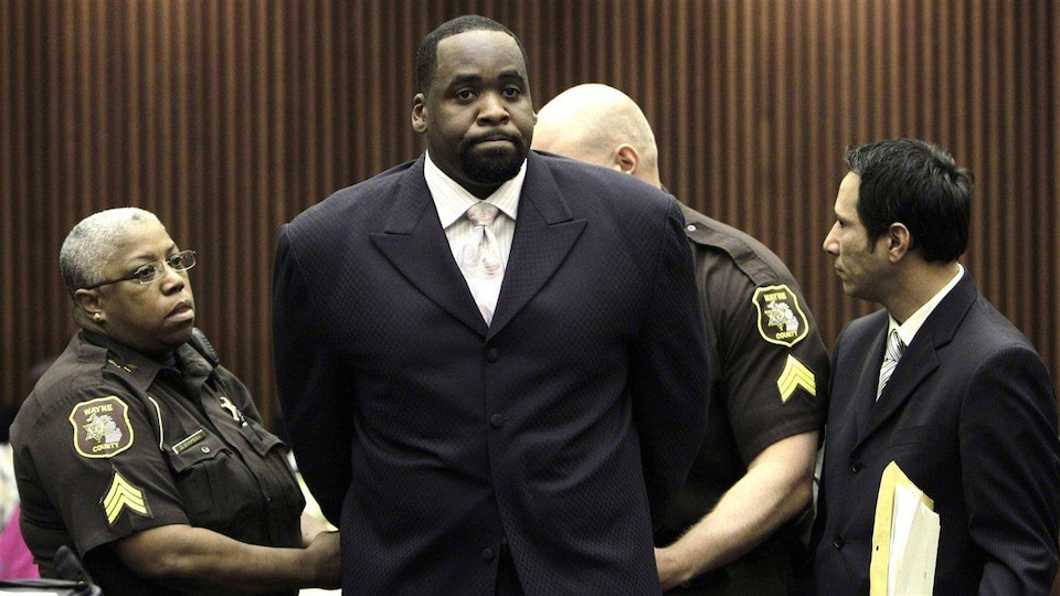 L'ex-maire de Détroit, Kwame Kilpatrick menotté.