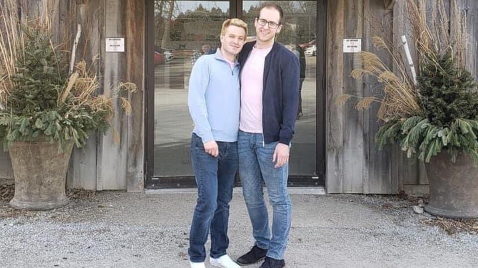 Deux jeunes hommes en couple.