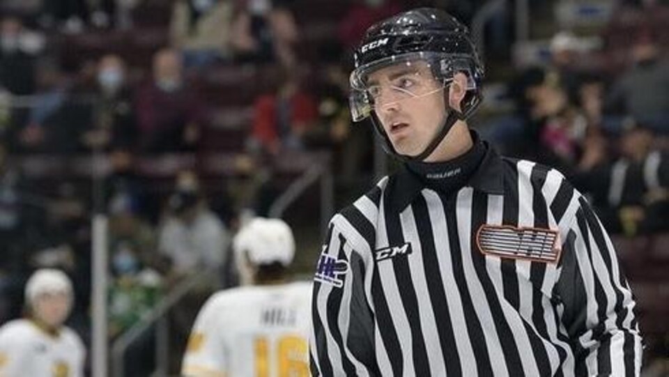 Un jeune arbitre dans la une ligue de hockey junior.