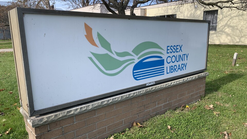 Une plaque portant le nom d'une bibliothèque.