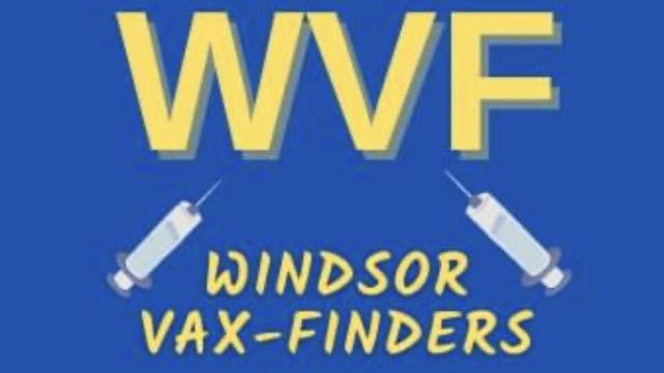 Un logo avec 3 lettre en gros plan et 2 seringues de vaccination.