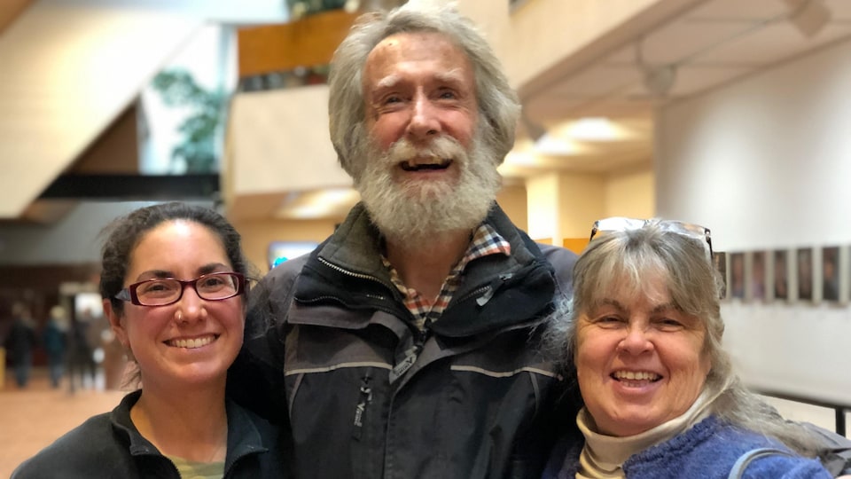 Sarah Ouellette, fermière de l'année au Yukon en 2019 avec Brian Lendrum et Susan Ross, propriétaires de la terre agricole.