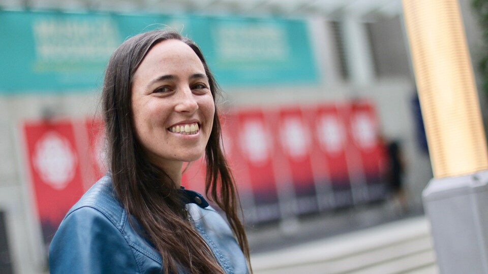La réalisatrice Sarah Van Borek, devant le parvis de Radio-Canada Vancouver.