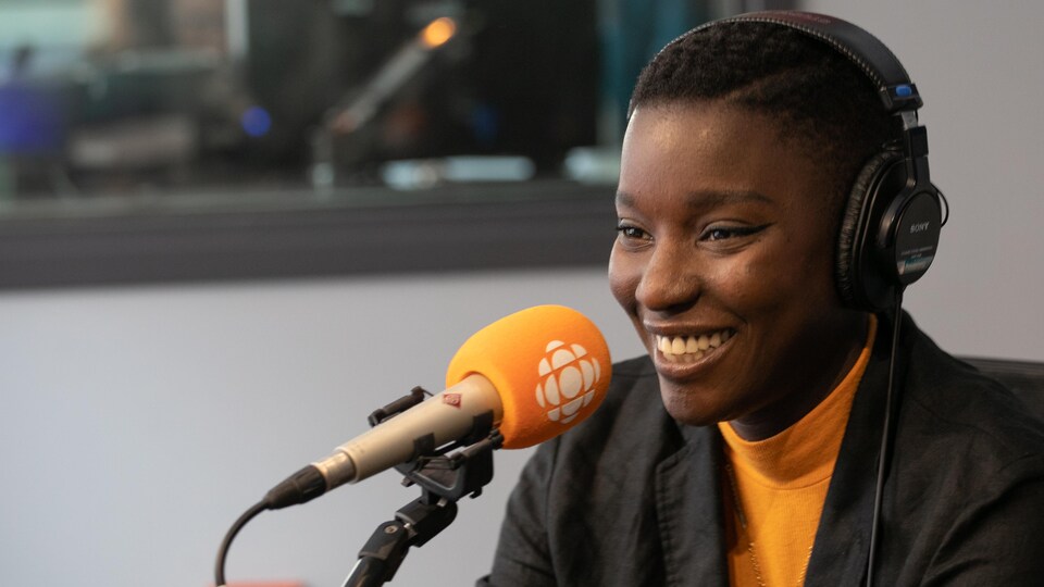 La rappeuse Sarahmée en studio.