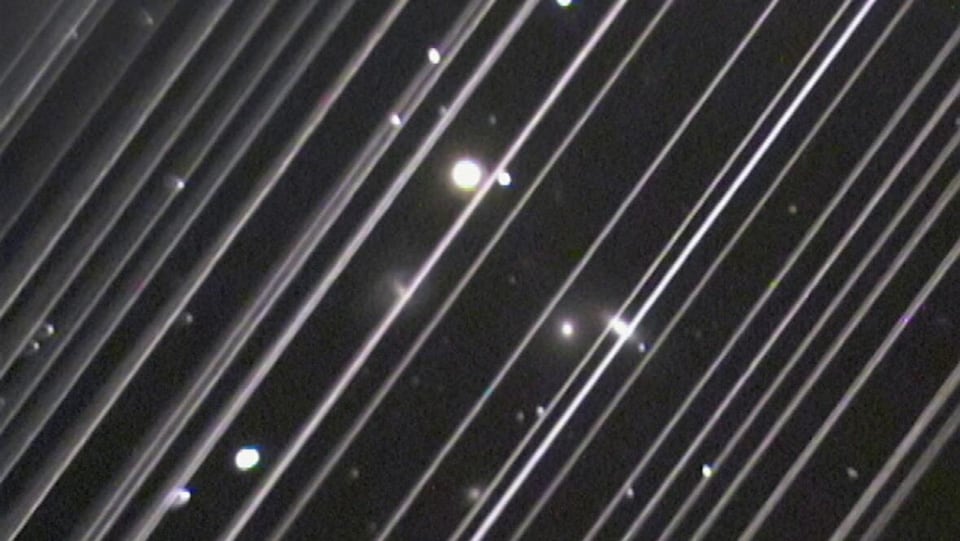 Une photo du ciel bourrée de lignes blanches