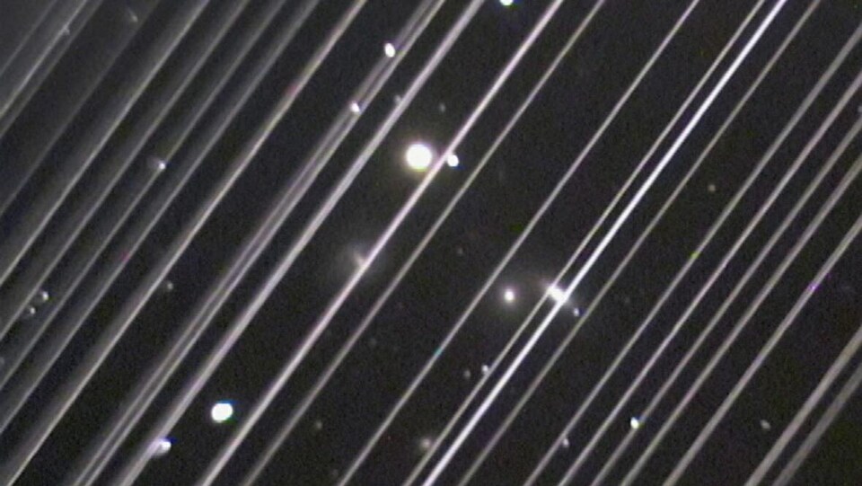 Une photo du ciel bourrée de lignes blanches