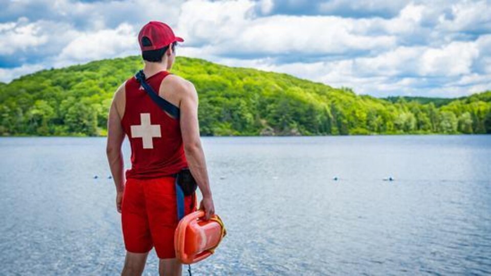 Sauveteur à la plage Breton du lac Philippe, dans le parc de la Gatineau.