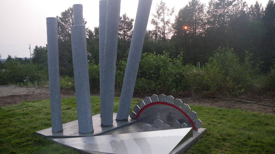 Ssulpture Une forêt, un village de l'artiste Michelle Lefort, sur le terrain de l'auberge du Nord-Côtier de Pentecôte
