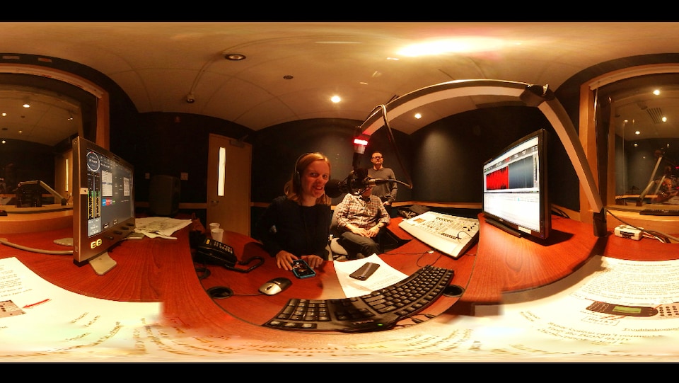 des personnes dans un studio radio pris en photo 360