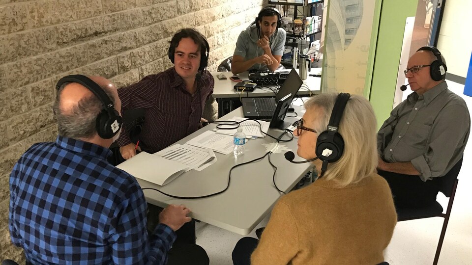 des personnes parlent autour d'une table