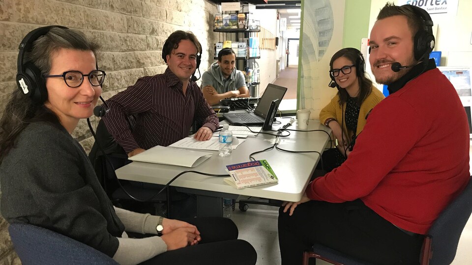 des jeunes gens parlent autour d'une table