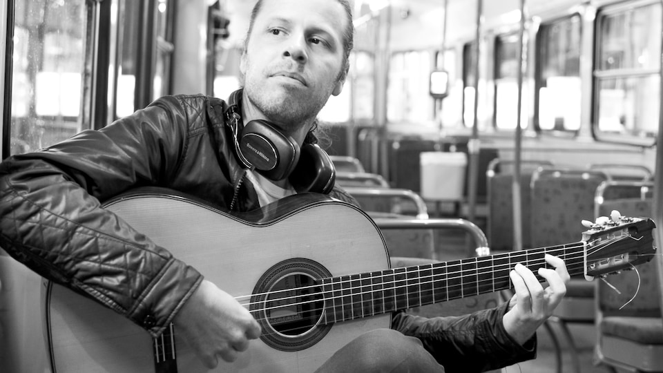 un guitariste dans le métro