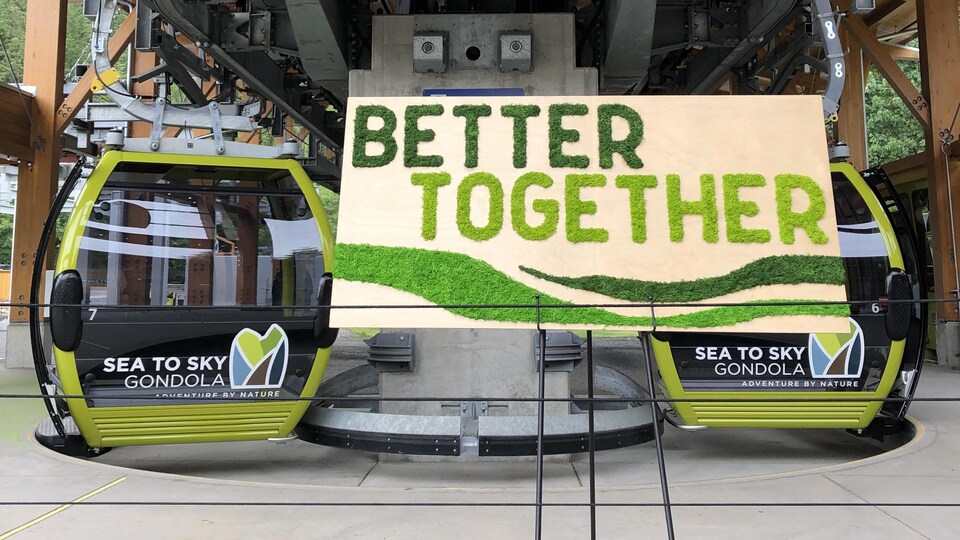 Un panneau de verdure « BETTER TOGETHER » est devant deux gondoles en arrière plan.