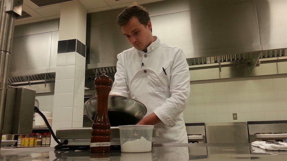jeune chef dans sa cuisine