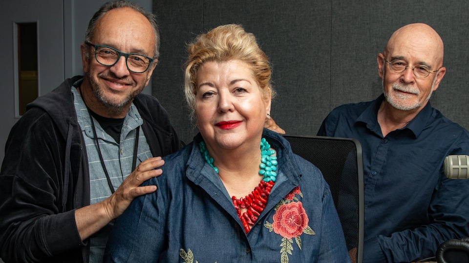 Les trois invités s'amusent en posant pour la prise de photo.