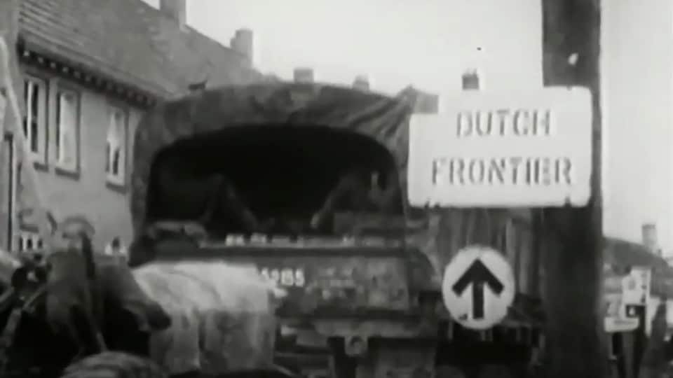 Un convoi de soldats canadiens traverse la frontière des Pays-Bas. 