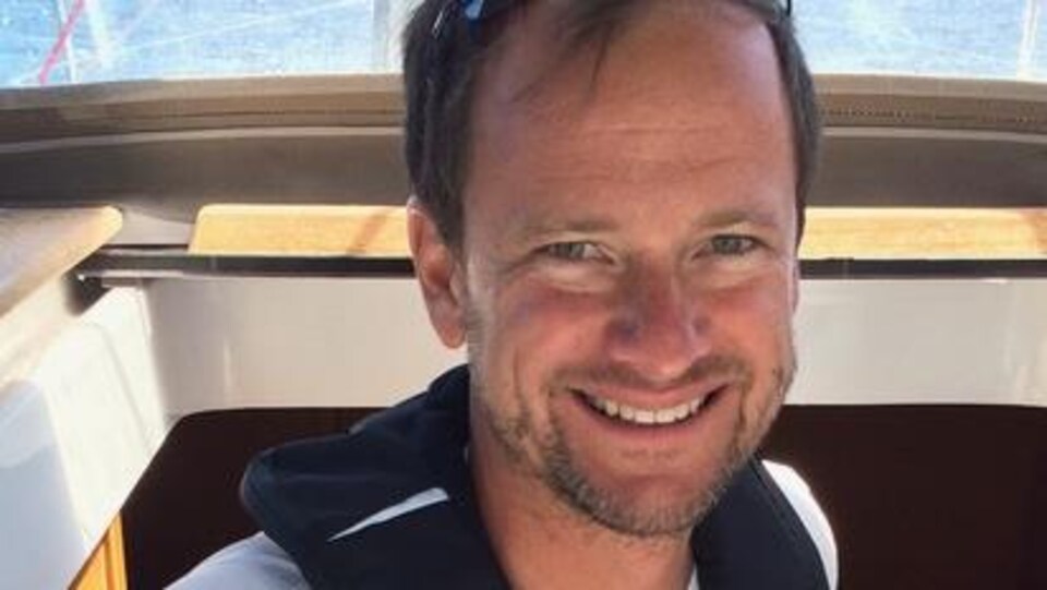 Serge Salager, souriant, à bord d'un bateau.