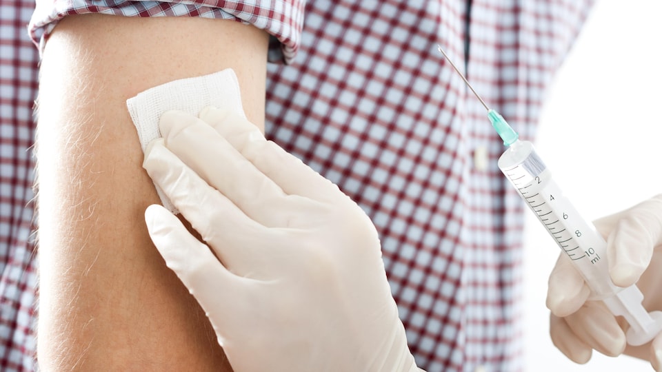 Quelqu'un qui reçoit un vaccin contre la grippe.