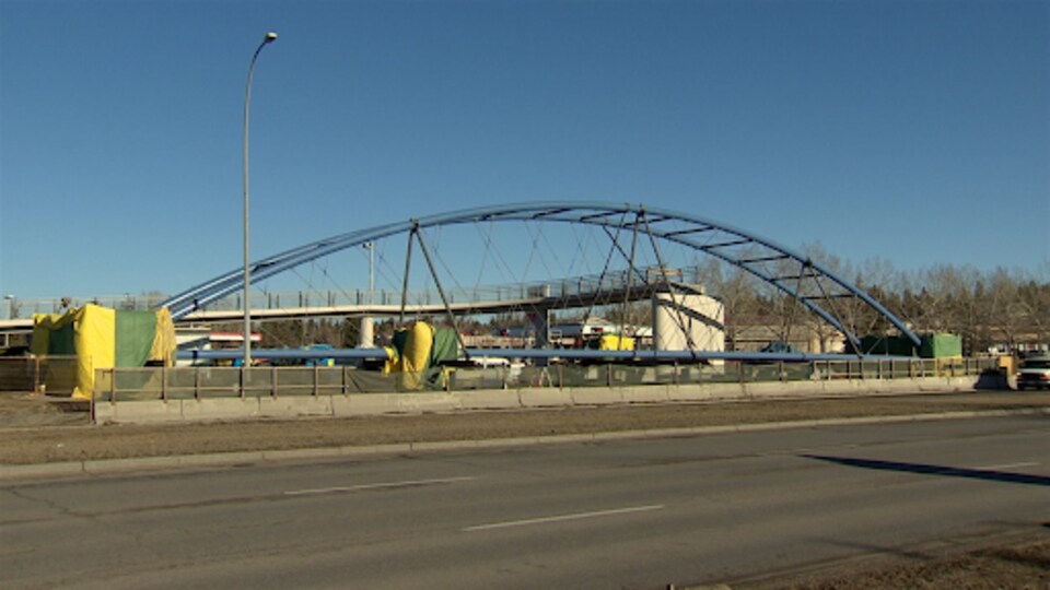 Un pont piétonnier en construction sur une grande route