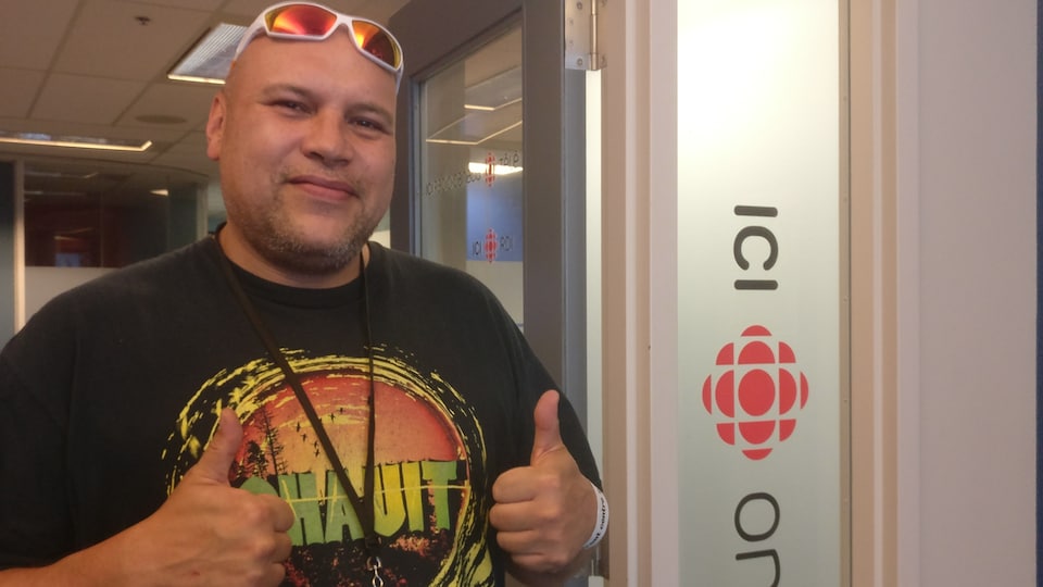 L'auteur-compositeur-interprète Shauit devant les studios de Radio-Canada à Toronto.