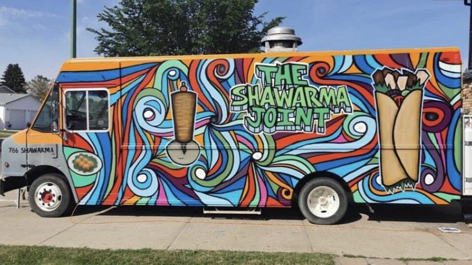Le camion The Shawarma Joint est couvert de couleurs vives.