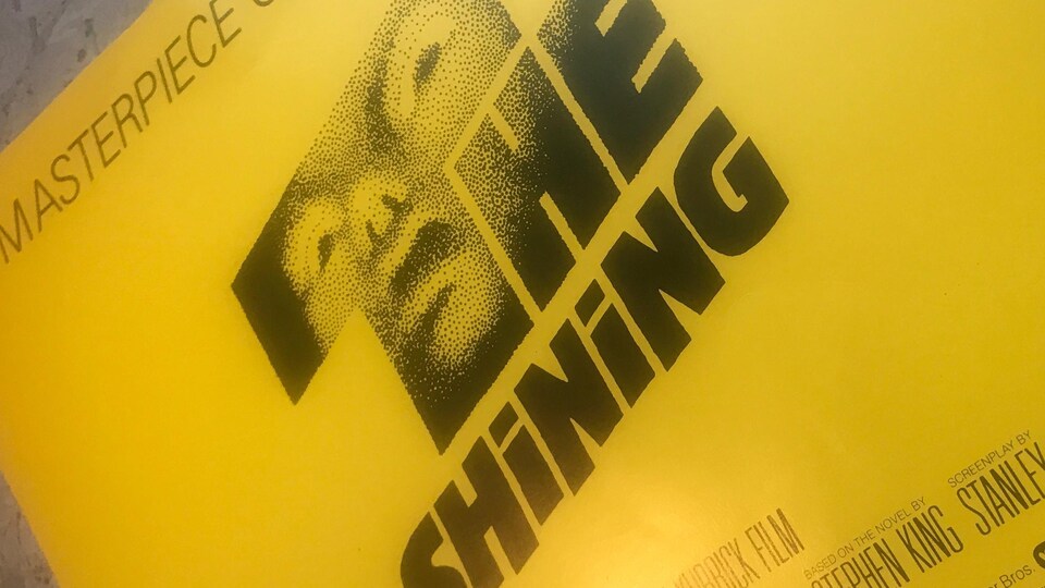 Une affiche jaune avec the shining écrit.
