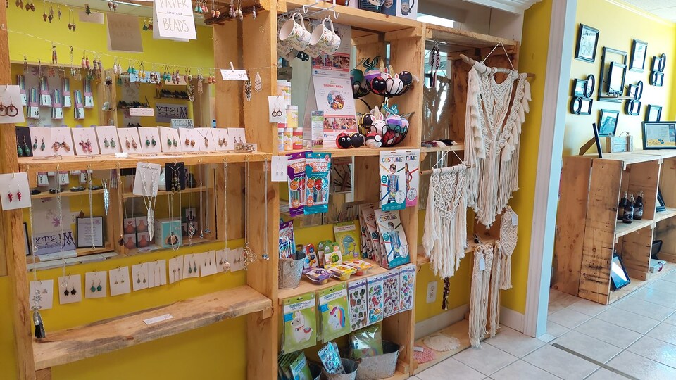 L'intérieur d'un magasin.