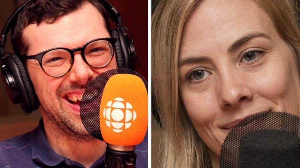 Montage photo montrant un homme souriant à pleine dent devant un micro orange d'ICI Première et une femme blonde devant un micro noir.