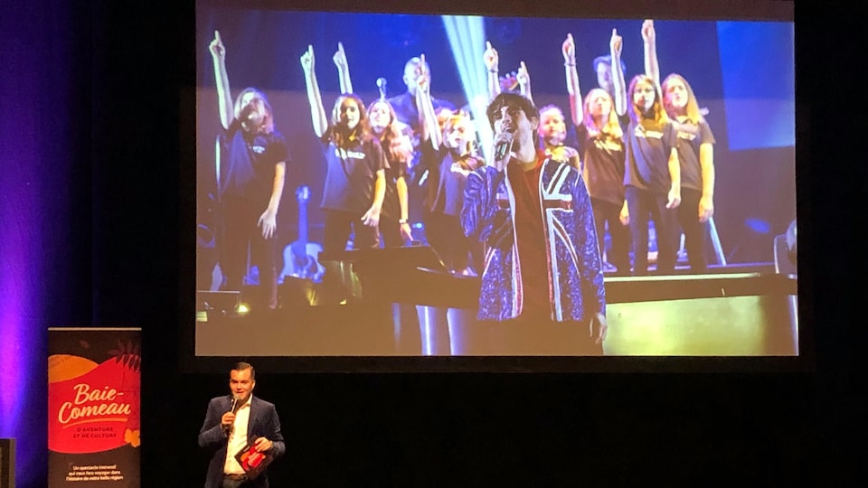 Conférence de presse des productions SMP avec Simon Philibert, présentant le spectacle Baie-Comeau d'Aventure et de culture sur la scène du Centre des arts de Baie-Comeau