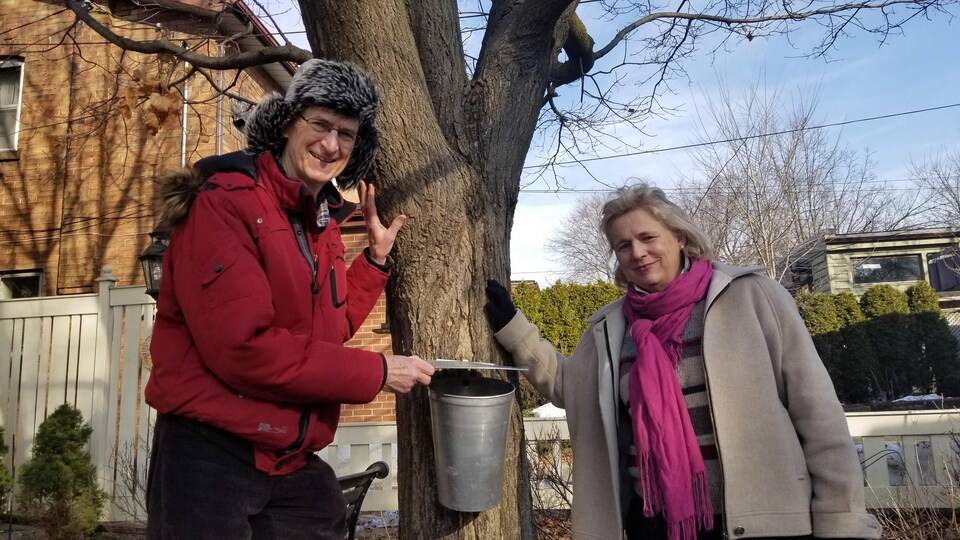 John Keating et Brigid Higgins près de l'érable qui produit leur sirop