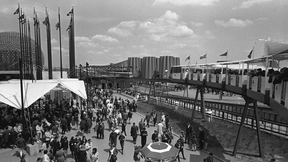 Passants sur le site de l'Expo 67