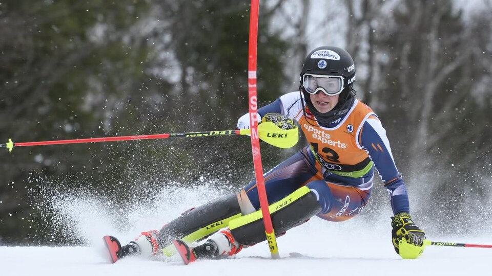 Justine Clément en action lors d'une descente en ski alpin.