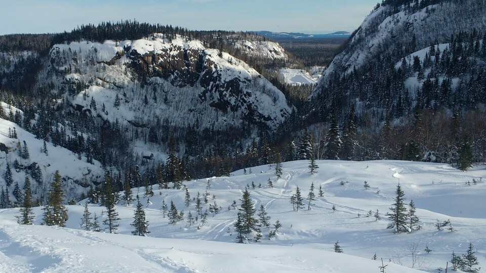 Neige poudreuse découpée par des skieurs hors-piste à la Station récréotouristique Galiix de Sept-Îles