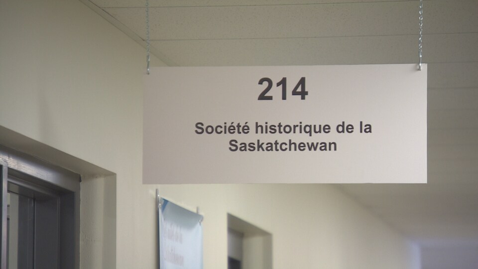 Une affiche blanche avec du texte écrit en noir sur laquelle on lit : Société historique de la Saskatchewan