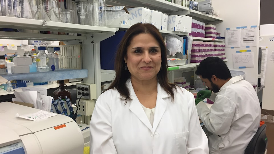 Dr. Soheila Karimi-Abdolrezaee, Professeur agrégée au Département de physiologie et pathologie de l'Université du Manitoba, est vêtue en manteau de laboratoire blanc, dans un laboratoire. 